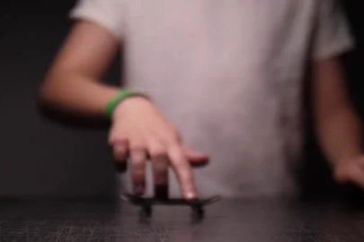 How to Kickflip on a fingerboard?