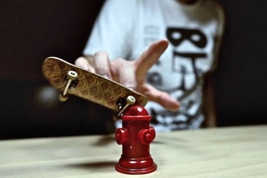 How to Ollie on a fingerboard?