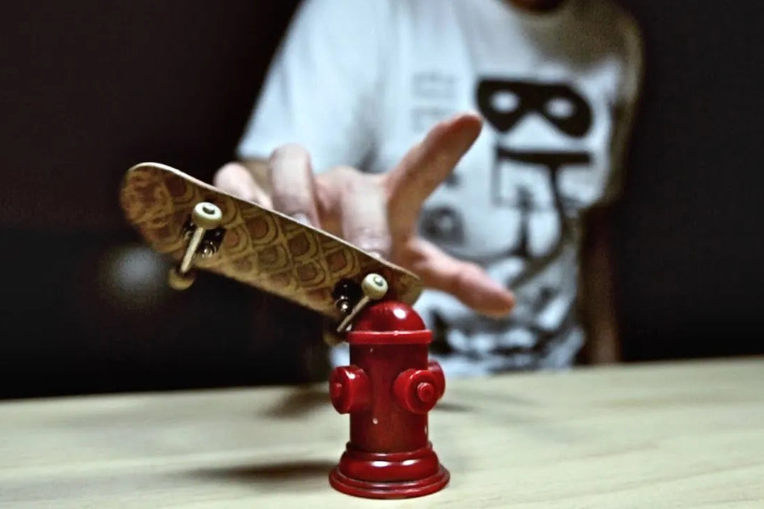 How to Ollie on a fingerboard?