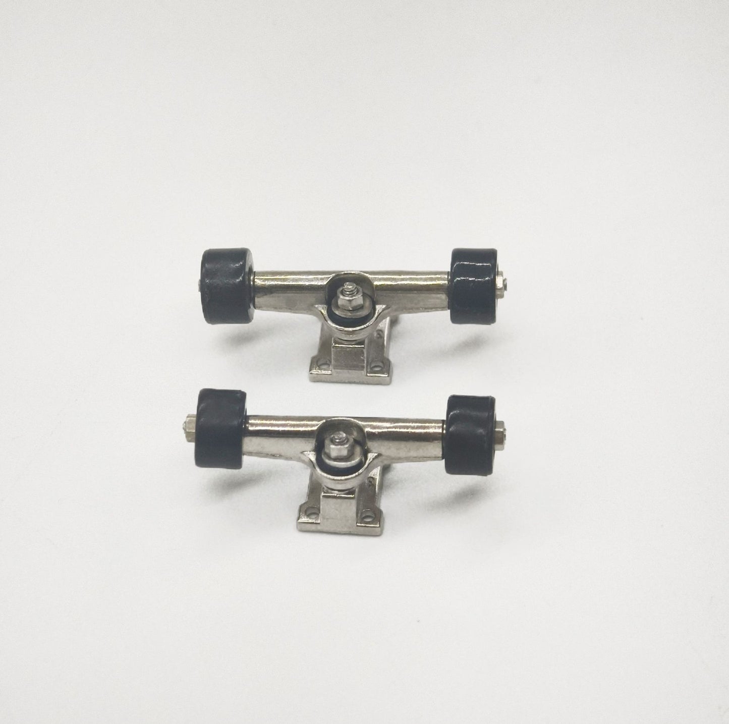 finger board trucks black wheels