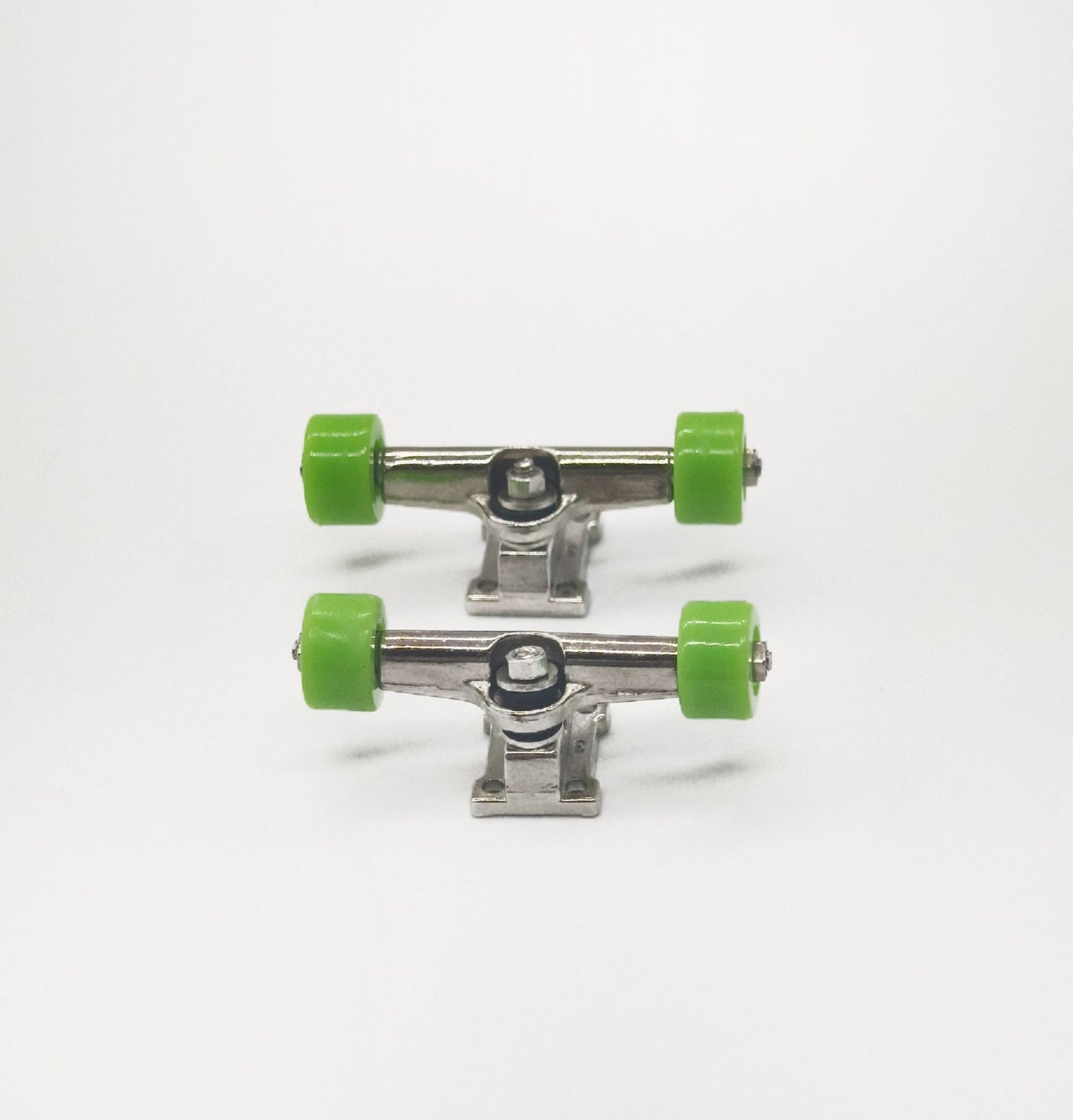finger board trucks green wheels